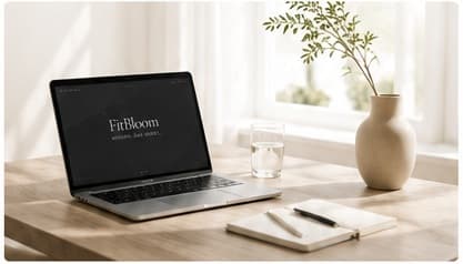 Redaktioneller Arbeitsplatz mit Notebook und natürlichem Licht